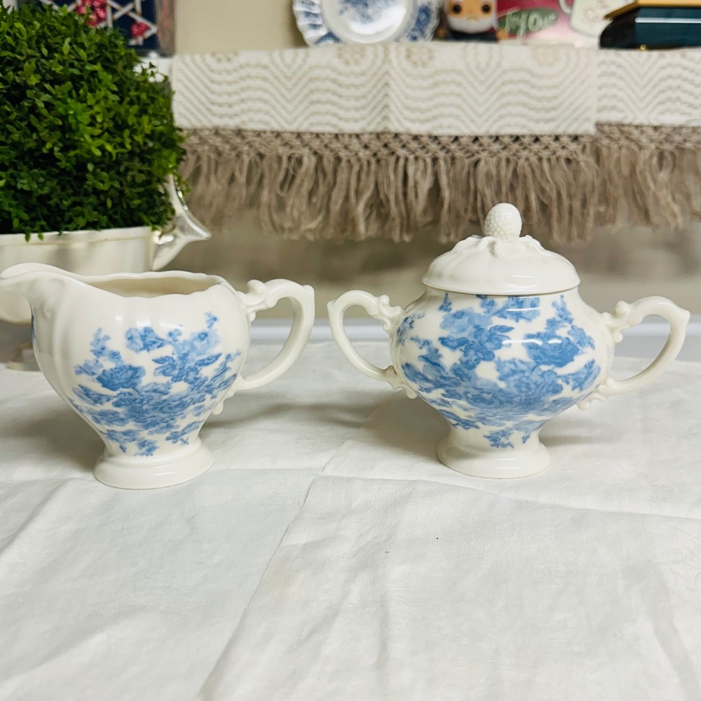 April Cornell x Victoria Blue Floral Sugar Bowl with Lid & Creamer Set